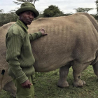 Un trabajador de la reserva de Kenia Ol Pejeta, con Sudán.