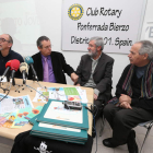 Jorge Peña y José Antonio Prada, con miembros de Rotary.