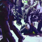 Un policía ayuda a un compañero a levantarse durante los disturbios tras la concentración contra la Amnistía, este miércoles en la madrileña calle Ferraz, junto a la sede central del PSOE. EFE/ BORJA SÁNCHEZ-TRILLO