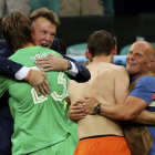 El entrenador holandés Louis van Gaal felicita al guardameta Tim Krul tras la tanda de penaltis frente a Costa Rica.