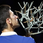 Novak Djokovic besa el trofeo de ganador en París-Bercy.
