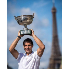 Rafa Nadal posa con su decimocuarto título de Roland Garros con la Torre Eiffel de fondo. C. P.