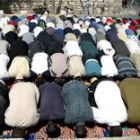 Musulmanes rezando en una calle de Jerusalén