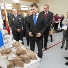 Ignacio Cosidó observa el alijo incautado acompañado por José Ángel González, Jesús García Ramos y José Antonio M. Bermejo.
