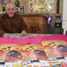 Antonio Pardo, presidente de la asociación, con el cartel. MEDINA