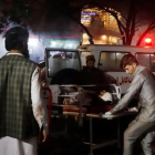 Miembros de los servicios de emergencia transportan en camilla a un herido en el ataque suicida en Kabul.