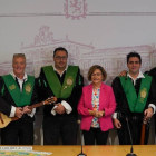 La concejala Evelia Fernández con miembros de la Tuna Universitaria de León. MIGUEL F. B.