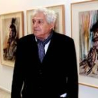 Ignacio del Río junto a las obras que expone en León