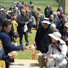 El alcalde reparte pan y queso a varios peregrinos. ACACIO