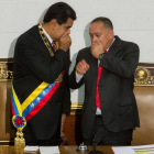 Nicolás Maduro habla con el presidente de la Asamblea Nacional, Diosdado Cabella, este martes en Caracas.