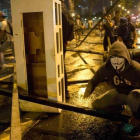 Un grupo de manifestantes se enfrentan a los antidisturbios, esta madrugada en el barrio de Altamira, en Caracas.