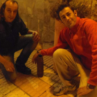Los vecinos junto al proyectil hallado.
