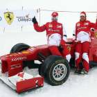 Alonso y Massa, con el Ferrari en la concentración italiana.