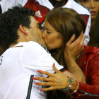 Hummels y Cathy Fischer se besan al finalizar el encuentro.