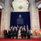Los Reyes posan para la foto de familia durante su audiencia a los presidentes de los jurados,a los miembros de los patronatos Princesa de Asturias y Fundación Princesa de Asturias y a los galardonados con los premios Princesa de Asturias hoy en Oviedo.