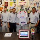 Ademar y Embutidos Rodríguez sellaron un acuerdo que une los caminos de club y empresa.