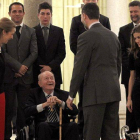 Felipe VI y la Infanta Elena conversan con el presidente de honor del Real Madrid, Alfredo di Stéfano.