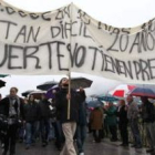 Los jóvenes convocantes sostienen la pancarta que ayer encabezó la marcha por el puente.