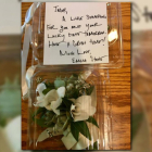 Ramillete de graduación, con la nota que la actriz ha enviado a su admirador Jacob Staudenmeier.