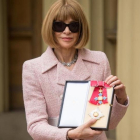 Anna Wintour en el Palacio de Buckingham tras recibir la condecoración de la reina Isabel II.