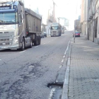 Una caravana de camiones cargados con carbón de importación, ayer, a su paso por Villablino camino de la térmica. ARAUJO