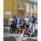Alumnos de Almanza con sus familiares en la escuela.