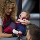 Shakira, Sasha y Piqué, en el Camp Nou.