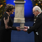 Katalin Karikó recibe el Nobel de Medicina de manos del rey Gustavo de Suecia. CLAUDIO BRESCIANI