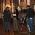 El equipo de la televisión gallega charla con el director del Museo de los Caminos