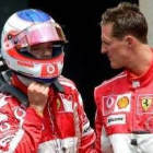 El alemán Michael Schumacher comenta las incidencias de la carrera con el piloto Barrichelo