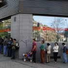 Cola de parados en una oficina de empleo de Madrid.