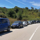 Imagen de archivo de coches aparcados en el acceso al pueblo de Médulas, desbordado por la afluencia de turistas. L. DE LA MATA