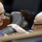 Durán i Lleida habla con el ministro Montoro en el Congreso.