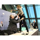 Una activista asalta a Draghi en pleno discursos al grito "acabad con la dictadura del BCE"