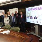 Representantes del Ayuntamiento, Renfe y la Junta Mayor de Semana Santa, ayer. RAMIRO