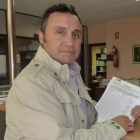 Alfonso Morán registró las 300 firmas en el Ayuntamiento.