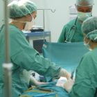 Un equipo practica una intervención quirúrgica en el Hospital del Bierzo