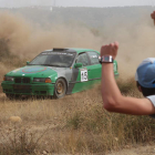 Alberto Aller y Samuel Álvarez con su BMW en el primero de los tramos del rally.