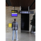 Un pasajero aguarda en el aeropuerto de León.