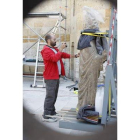 Momento en el que los operarios apean la estatua de san Pedro.