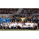 Fotografía de familia con los participantes en el Partido por la ilusión 2011, organizado por Casillas.