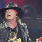 El vocalista Axl Rose  de Guns  N Roses  acompaña a la banda australiana AC DC, durante el concierto de su gira mundial Rock od Bust ofrecido en el estadio de La Cartuja  en Sevilla, el pasado 5 de mayo.