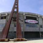 Los carteles de publicidad ya lucen en el exterior del estadio.
