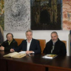 El concejal de Cultura, con el párroco de Caboalles y miembros de la Asociación Carta Puebla.