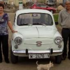 María Crespo y Manuel Andrés, junto a su coche