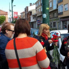 Gancedo se acercó al mercadillo de Trobajo para entregar flores rojas.