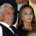 Mario Vargas Llosa e Isabel Preysler, en su primer acto oficial como pareja en España.