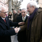 El Padre Ángel saluda a Luis del Olmo en presencia del alcalde de León, ayer, antes del acto.