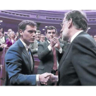 Albert Rivera y Mariano Rajoy se saludan, tras la votación de investidura en la que el candidato del PP logró su reelección.