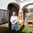 El veterano artista José Antonio Barrera. frente a una de sus obras expuestas en Carrizo.